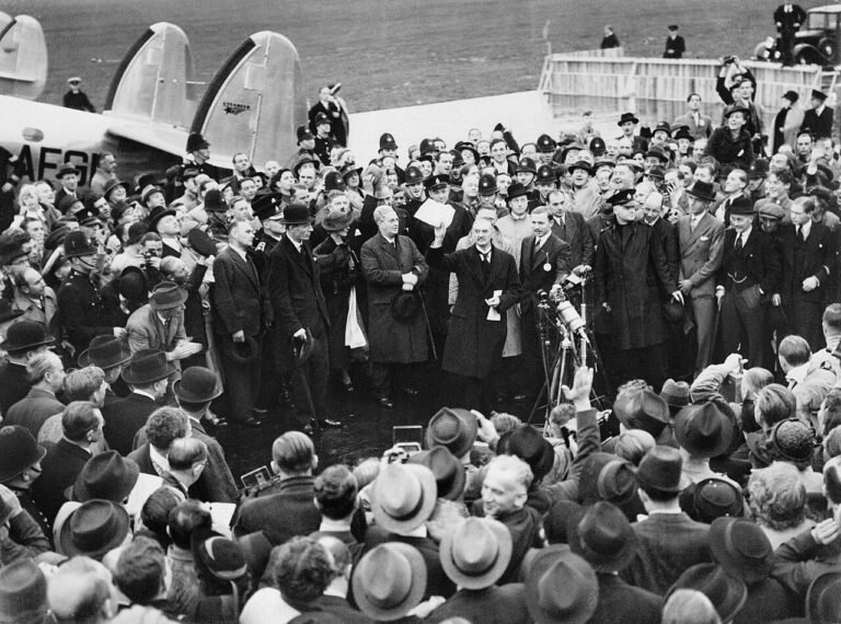 Multitud durante el regreso de Chamberlain tras el Acuerdo de Múnich, 1938