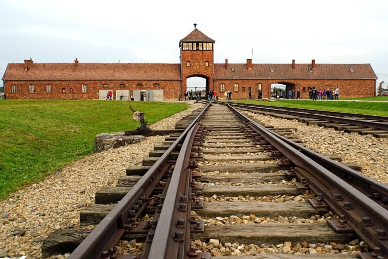 Entrada y vías del tren del campo de exterminio de Auschwitz-Birkenau