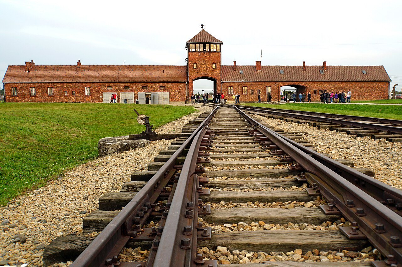 Entrada y vías del tren del campo de exterminio de Auschwitz-Birkenau