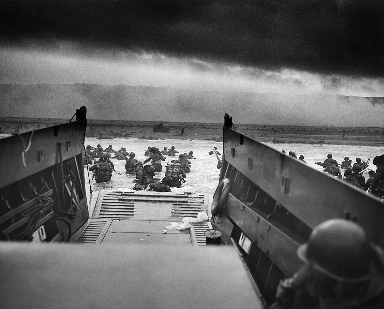 Tropas estadounidenses desembarcan en la playa de Omaha el Día D, 6 de junio de 1944