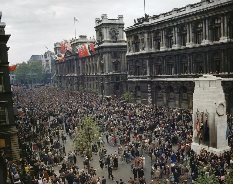 Multitudes celebran el Día de la Victoria en Europa en Londres, 8 de mayo de 1945