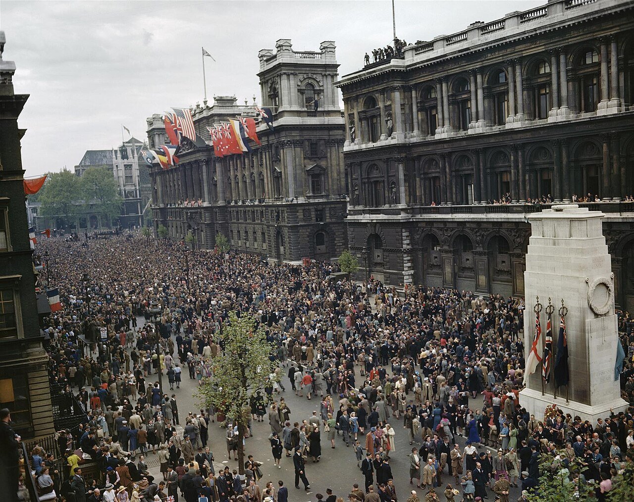 Multitudes celebran el Día de la Victoria en Europa en Londres, 8 de mayo de 1945