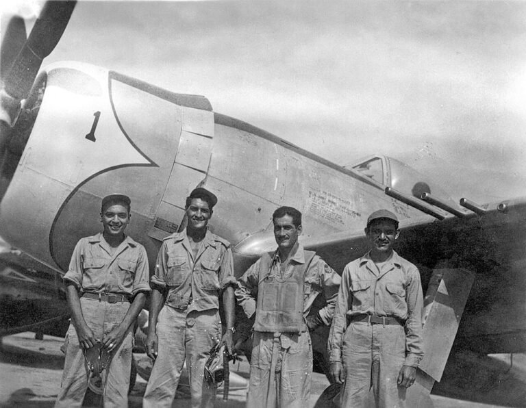 Pilotos del Escuadrón 201 de la Fuerza Aérea Expedicionaria Mexicana junto a un P-47