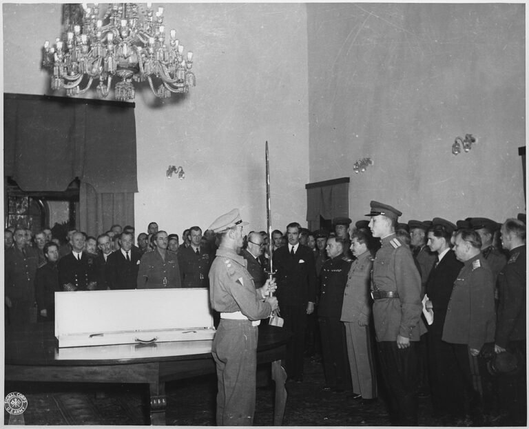 Churchill entrega la Espada de Stalingrado en Teherán, 1943