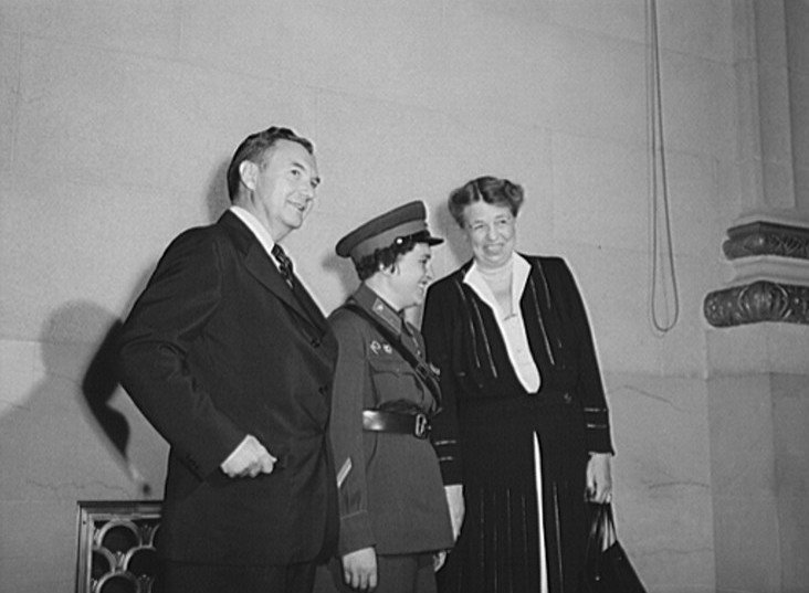 Liudmila Pavlichenko junto a Eleanor Roosevelt y el juez Robert Jackson en Washington, 1942