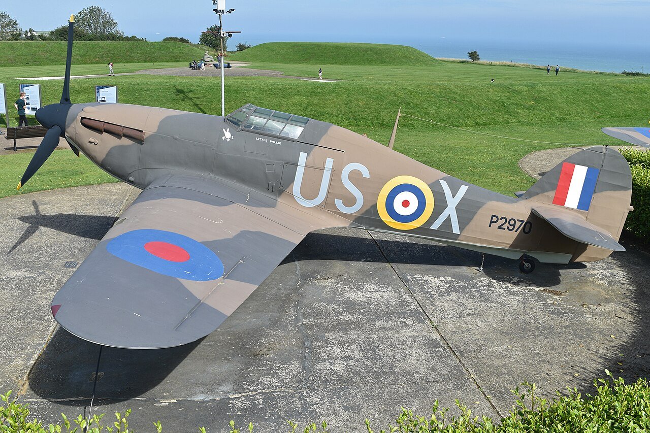 Réplica a tamaño real de un Hawker Hurricane I con los colores de 1940