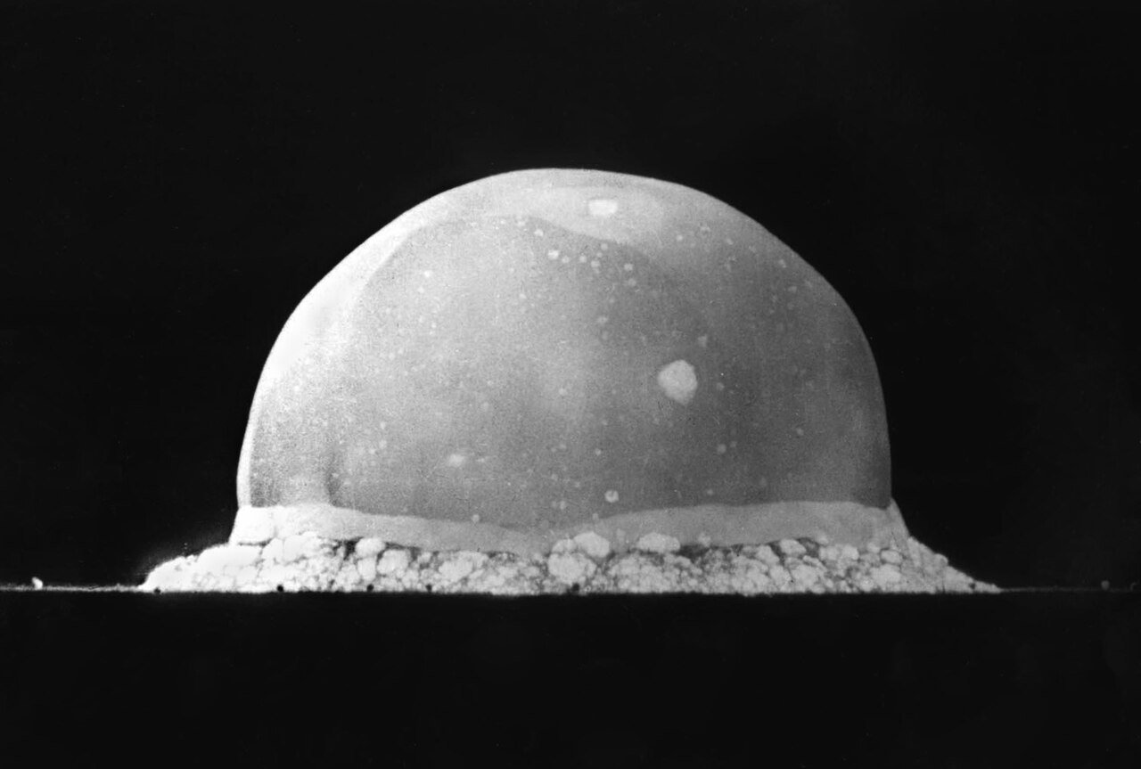 La bola de fuego de la prueba Trinity, la primera explosión nuclear, julio de 1945