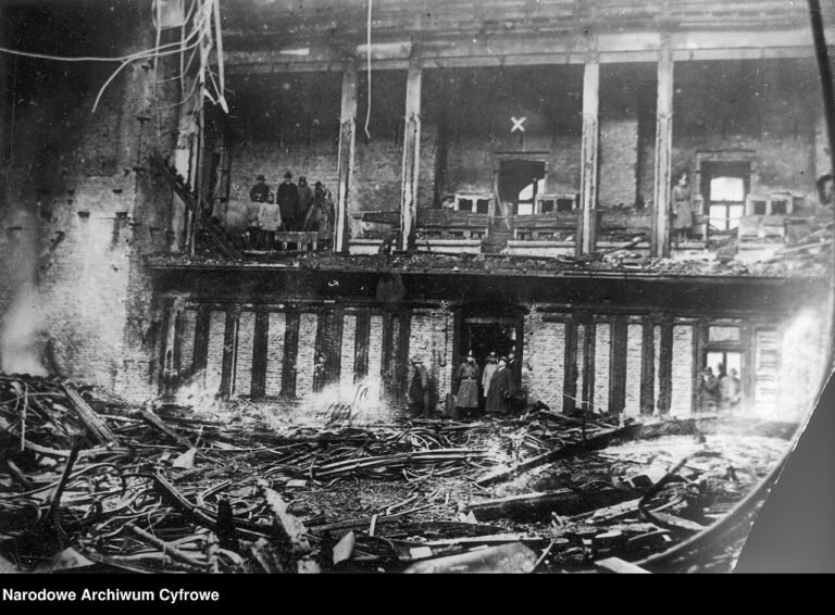 Interior del Reichstag destruido tras el incendio de febrero de 1933