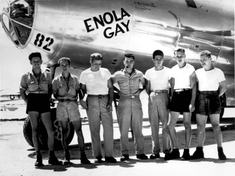 La tripulación del Enola Gay frente al bombardero B-29