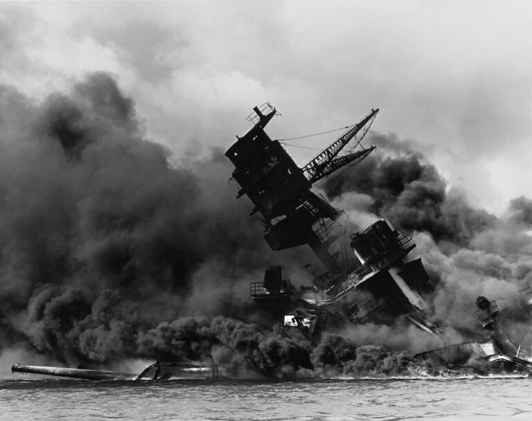 El acorazado USS Arizona en llamas durante el ataque a Pearl Harbor, 7 de diciembre de 1941