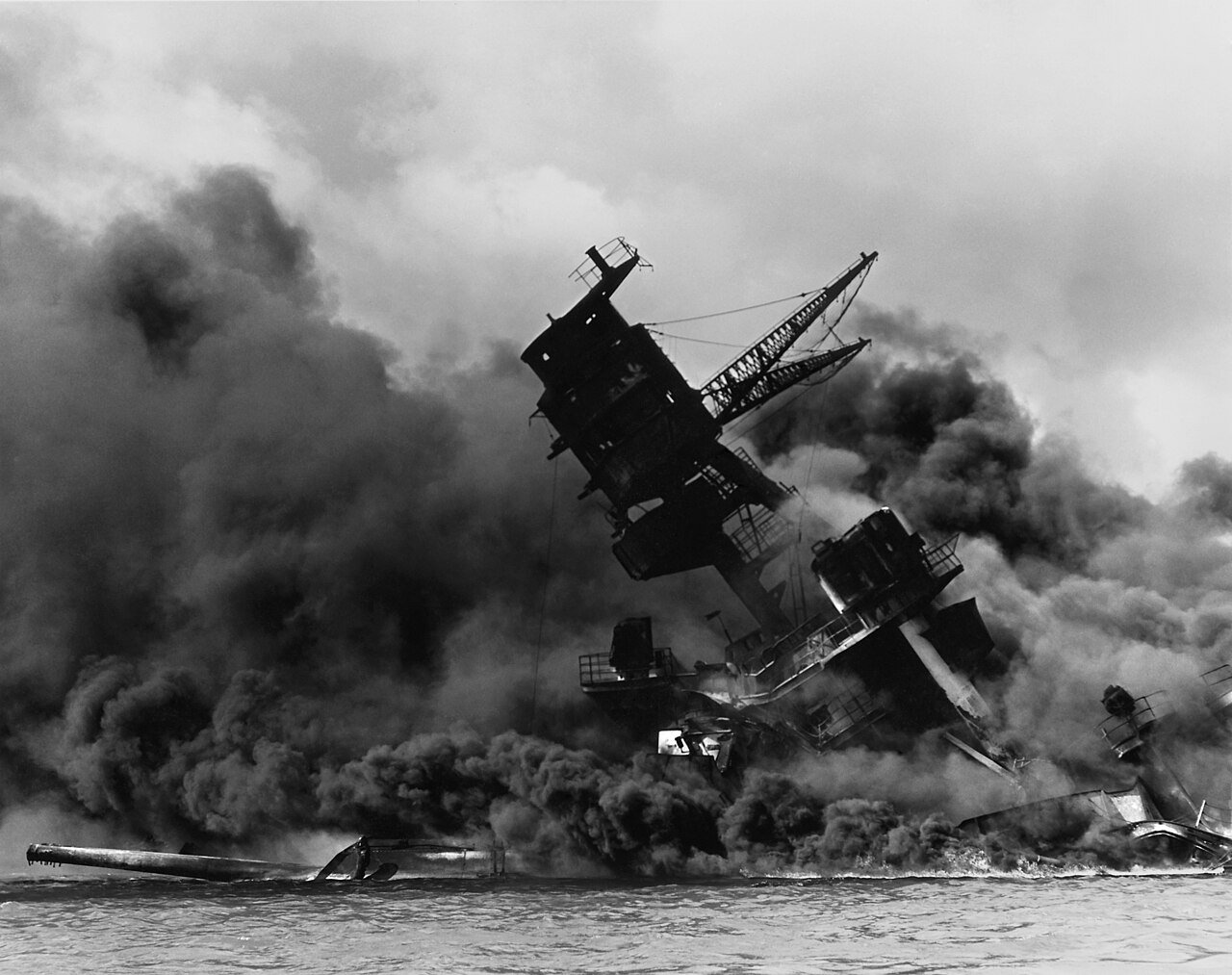 El acorazado USS Arizona en llamas durante el ataque a Pearl Harbor, 7 de diciembre de 1941